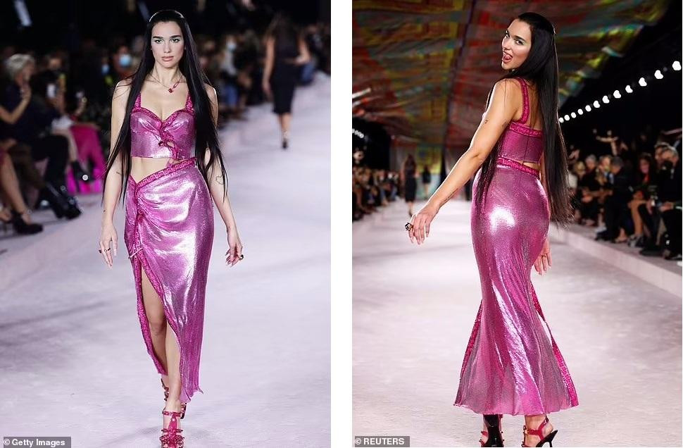 Trong show diễn thời trang Versace tại Tuần lễ thời trang Milan vào chiều thứ Sáu (24/9, giờ địa phương), Dua Lipa tự tin sải bước trên đường băng. Nữ ca sĩ sinh năm 1995 mặc set váy hai mảnh màu hồng phủ bóng khoe vóc dáng 1m73 săn chắc, cân đối.