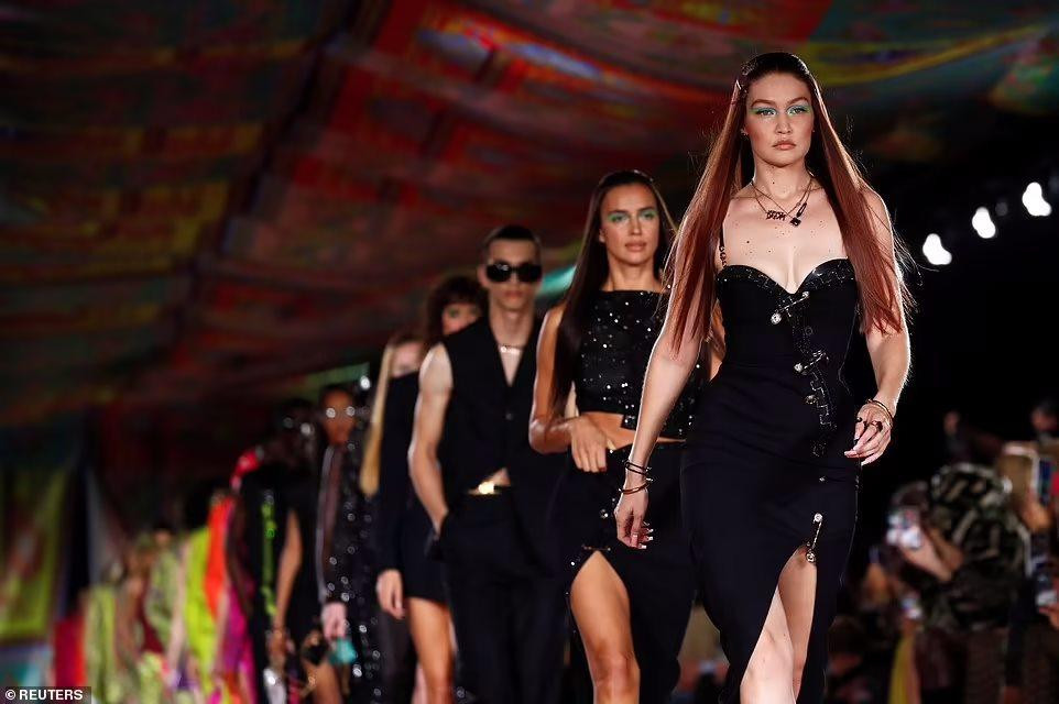 Gigi Hadid dẫn đầu dàn người mẫu chào khán giả. Trở lại sàn catwalk sau một năm sinh con, cô không hề mất đi phong độ, ngược lại ngày càng "chín".