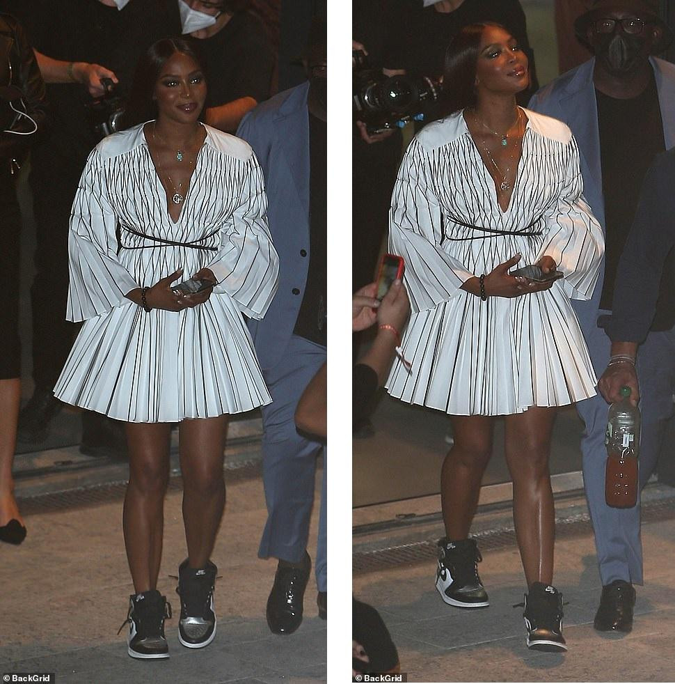 Naomi trông dễ thương với váy trắng và giày thể thao.