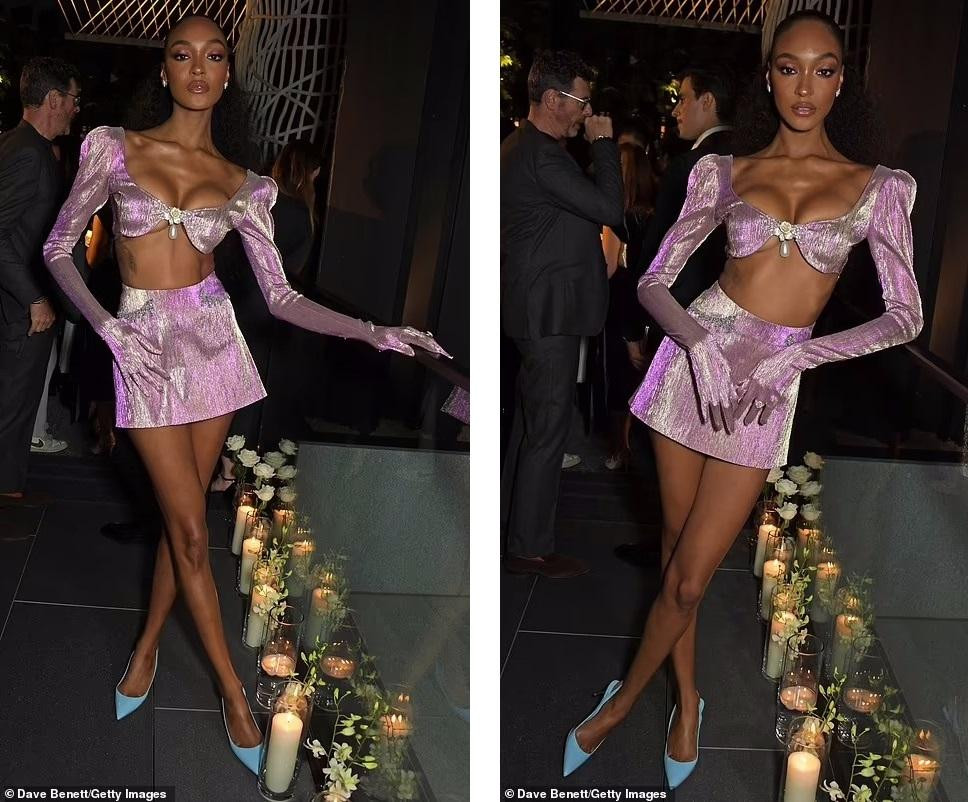 Siêu mẫu Anh nổi bật tại bữa tiệc khi xuất hiện trong set váy áo màu tím ánh bạc kết hợp với giày cao gót mũi nhọn màu xanh dương.