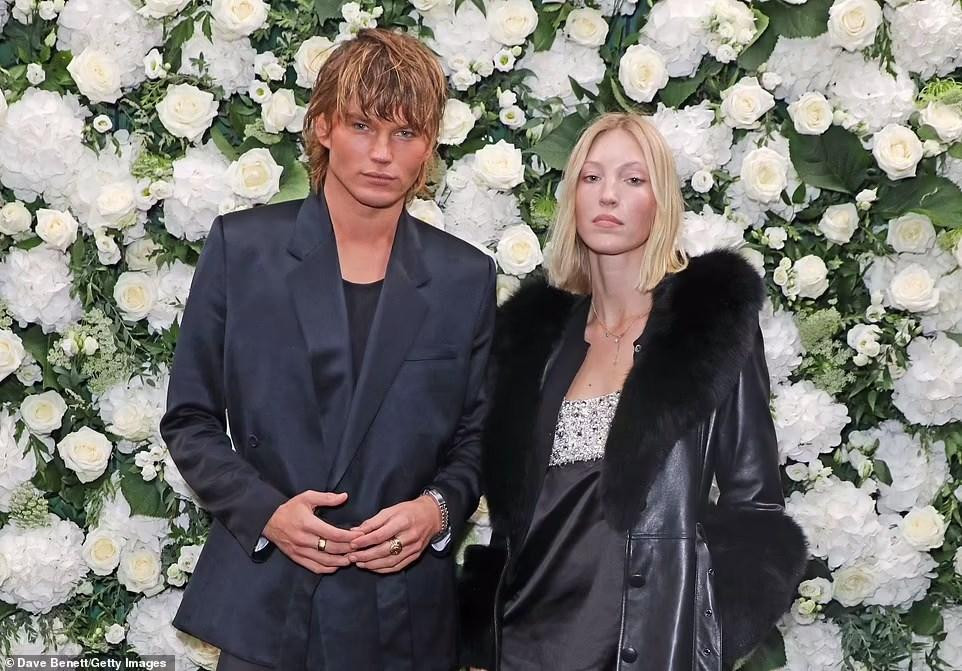Người mẫu Jordan Barrett và Ella Richards.