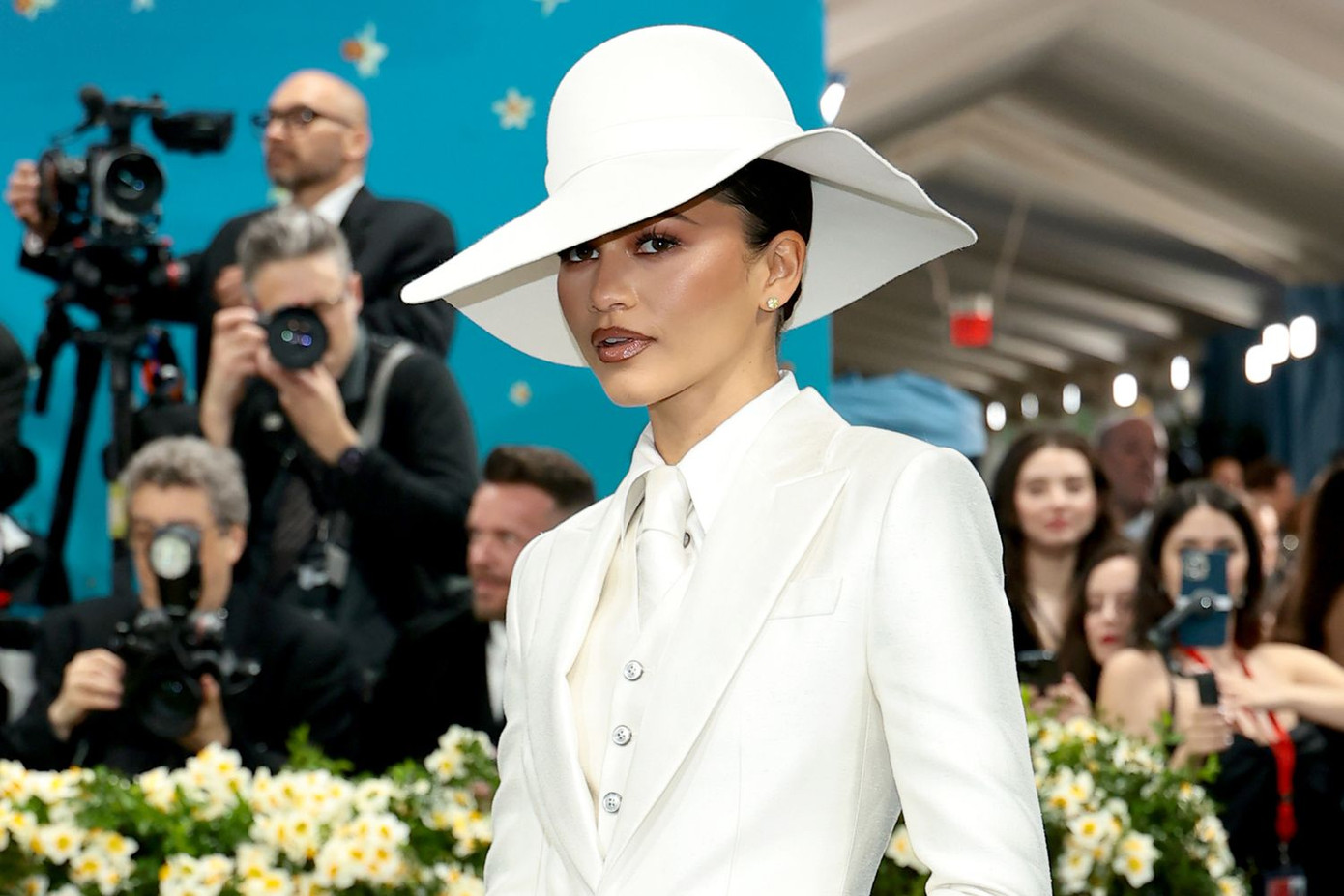 Zendaya một trong những ngôi sao nổi bật với phong cách trang điểm phù hợp với chủ đề "Superfine: Tailoring Black Style", đôi môi bóng bẩy và một chút má hồng thể hiện sự kết hợp giữa truyền thống và hiện đại. Zendaya một trong những ngôi sao nổi bật với phong cách trang điểm phù hợp với chủ đề "Superfine: Tailoring Black Style", đôi môi bóng bẩy và một chút má hồng thể hiện sự kết hợp giữa truyền thống và hiện đại.