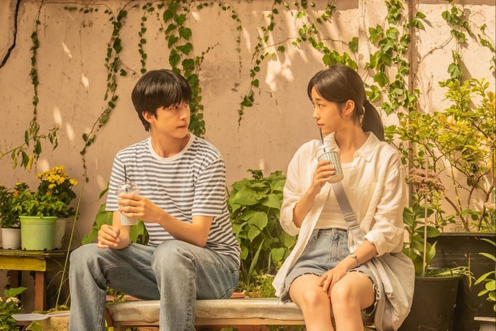 Thế hệ này phải đối mặt với những thách thức từ việc quá tải thông tin, kì vọng từ xã hội và sự khác nhau giữa cuộc sống thật với thế giới mạng.