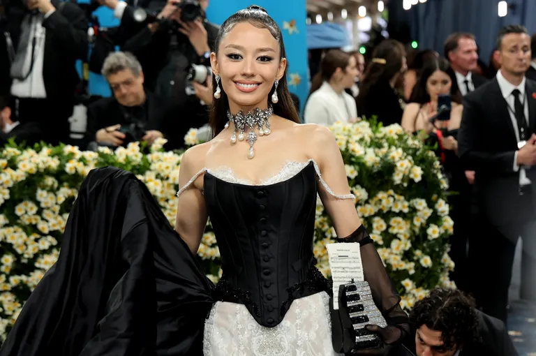 Gina Alice Redlinger xuất hiện trong tạo hình cổ điển, kiểu tóc retro và chiếc đầm sang trọng. Gina Alice Redlinger xuất hiện trong tạo hình cổ điển, kiểu tóc retro và chiếc đầm sang trọng.