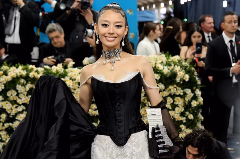 Gina Alice Redlinger xuất hiện trong tạo hình cổ điển, kiểu tóc retro và chiếc đầm sang trọng. Gina Alice Redlinger xuất hiện trong tạo hình cổ điển, kiểu tóc retro và chiếc đầm sang trọng.