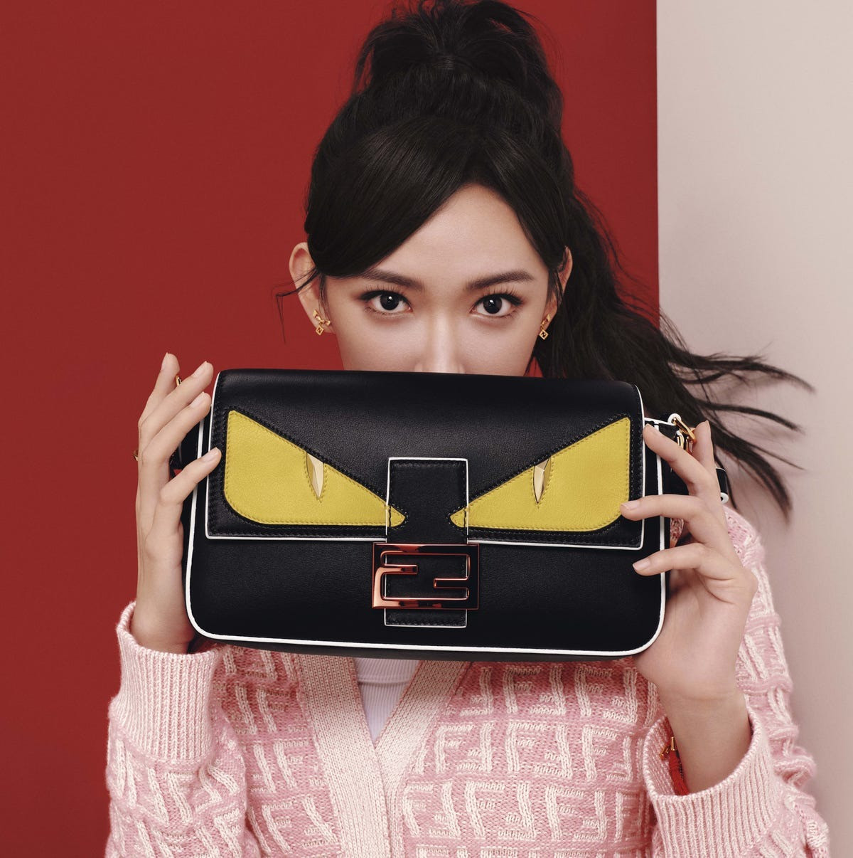 Những đôi mắt sắc sảo này xuất hiện trên các sản phẩm túi mini, túi phom to, ví, hộp đựng thẻ và móc khóa túi Fendi Roll và Mon Tresor. Những đôi mắt sắc sảo này xuất hiện trên các sản phẩm túi mini, túi phom to, ví, hộp đựng thẻ và móc khóa túi Fendi Roll và Mon Tresor.