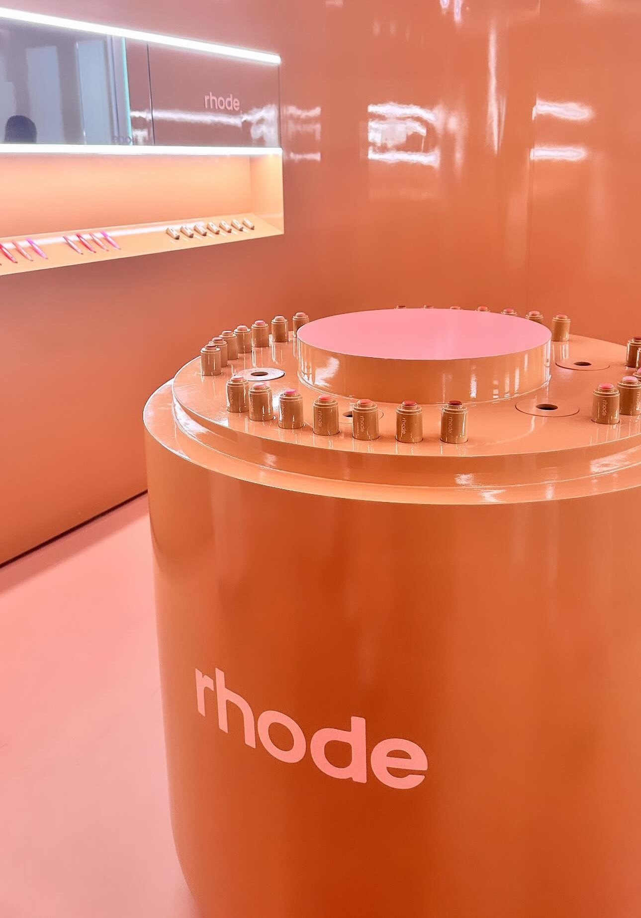 Nắm bắt insight của giới trẻ, cửa hàng pop-up của Rhode thường chú trọng đến các hoạt động ngoài trời hoặc những thú vị được người trẻ ngày nay ưa chuộng. Nắm bắt insight của giới trẻ, cửa hàng pop-up của Rhode thường chú trọng đến các hoạt động ngoài trời hoặc những thú vị được người trẻ ngày nay ưa chuộng.