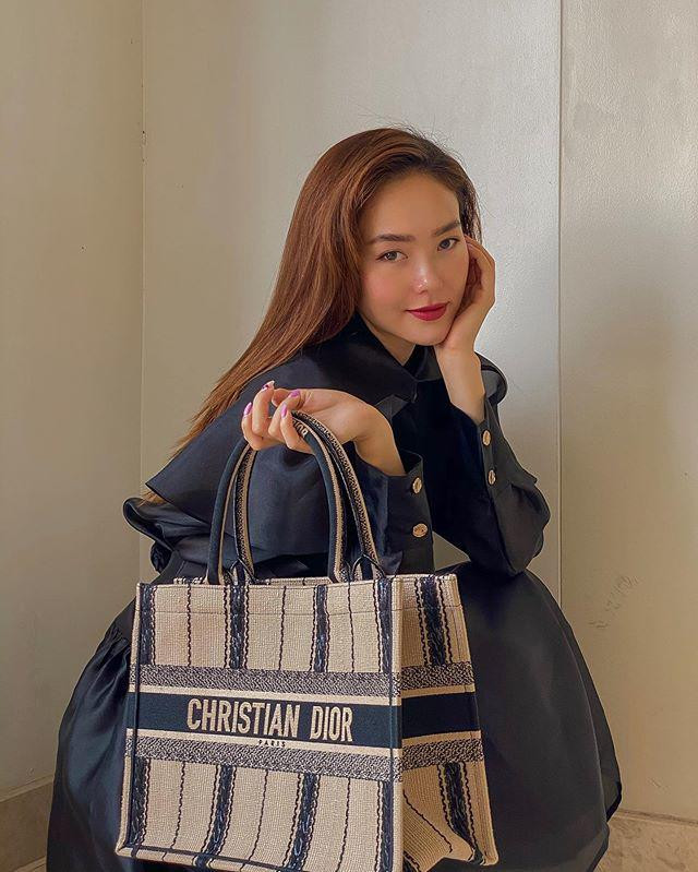 Túi xách có kiểu dáng vuông vức giữ form tốt sẽ trông chắc chắn và chất lượng hơn.