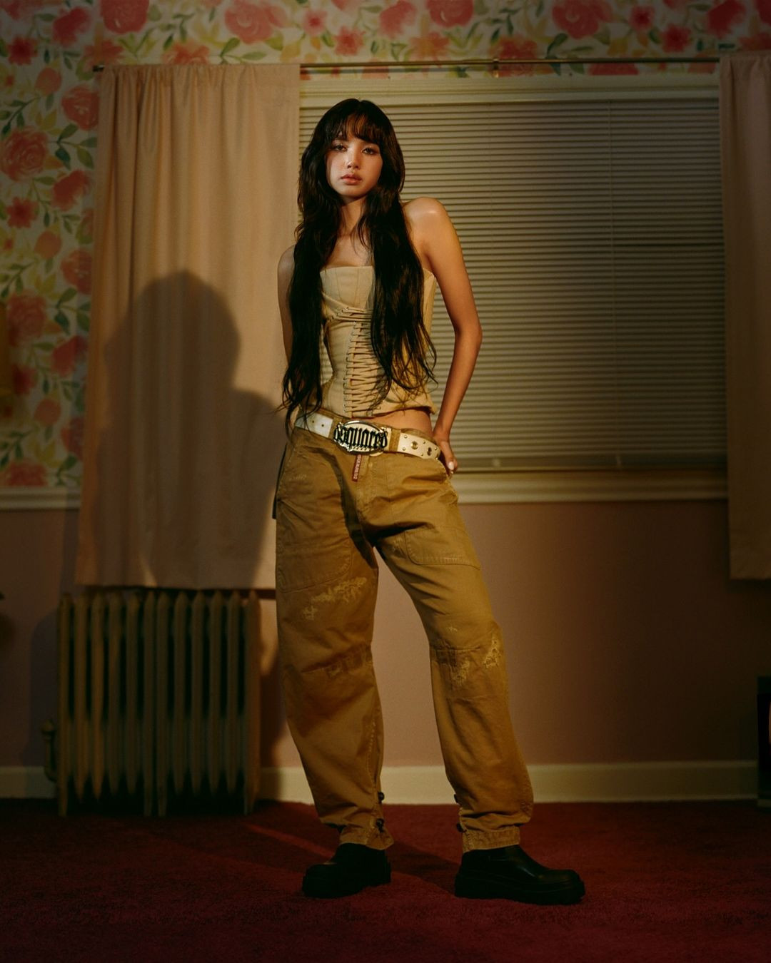 Set trang phục Fanci Club, quần cargo và thắt lưng DSquared2 đầy bụi bặm của Lisa là một trong những tạo hình hấp dẫn nhất của cô nàng.