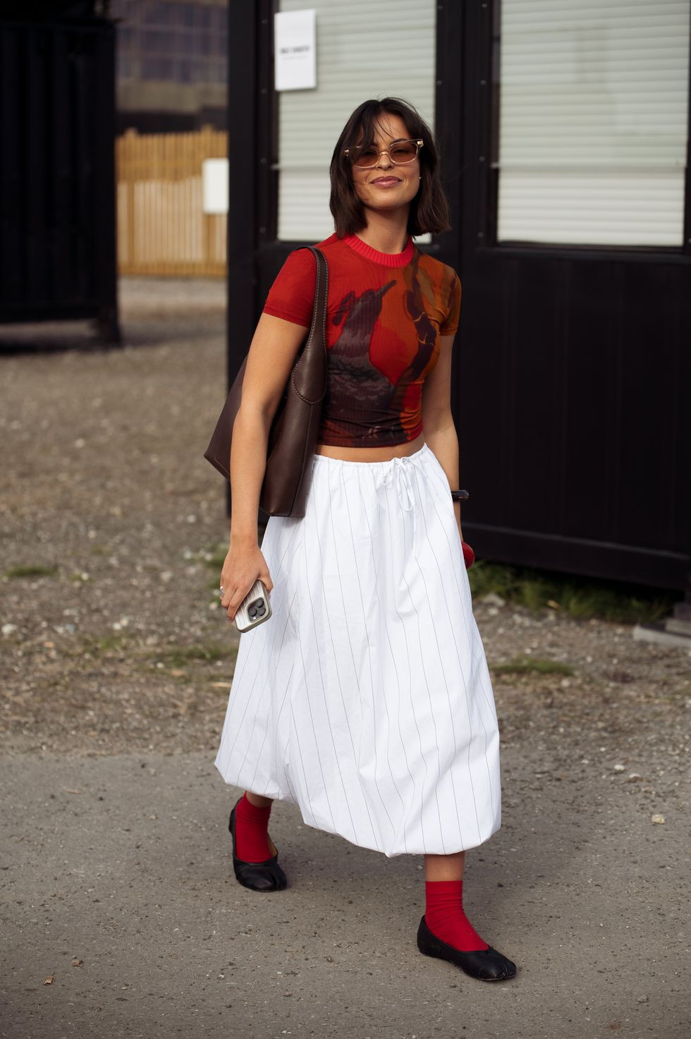 Nếu bạn muốn trông thời trang hơn, hãy điểm màu đỏ vào các chi tiết, thay vì đỏ toàn bộ.