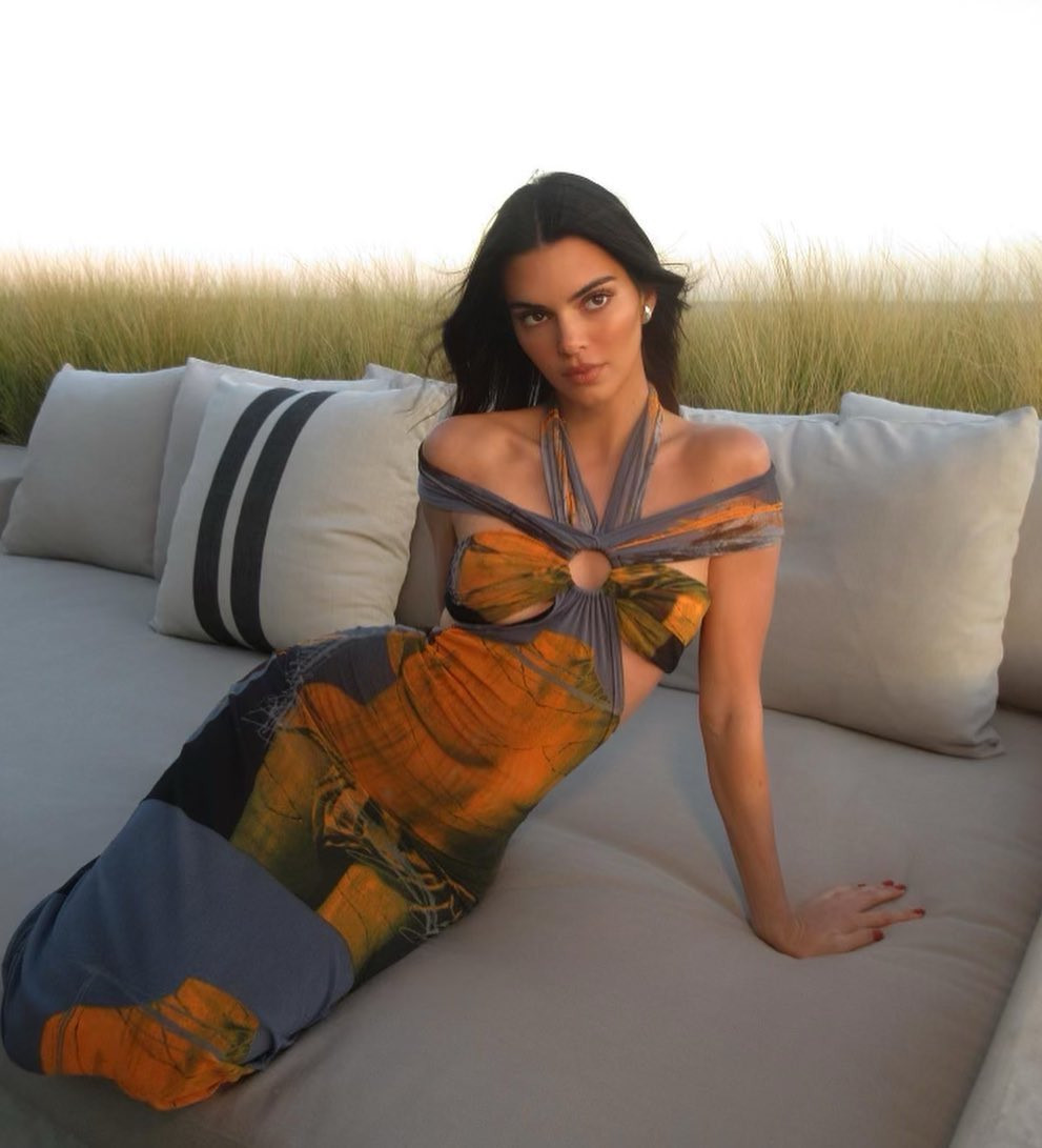 Thiết kế này của Jean Paul Gaultier dường như sinh ra để dành cho Kendall Jenner. Thiết kế này của Jean Paul Gaultier dường như sinh ra để dành cho Kendall Jenner.