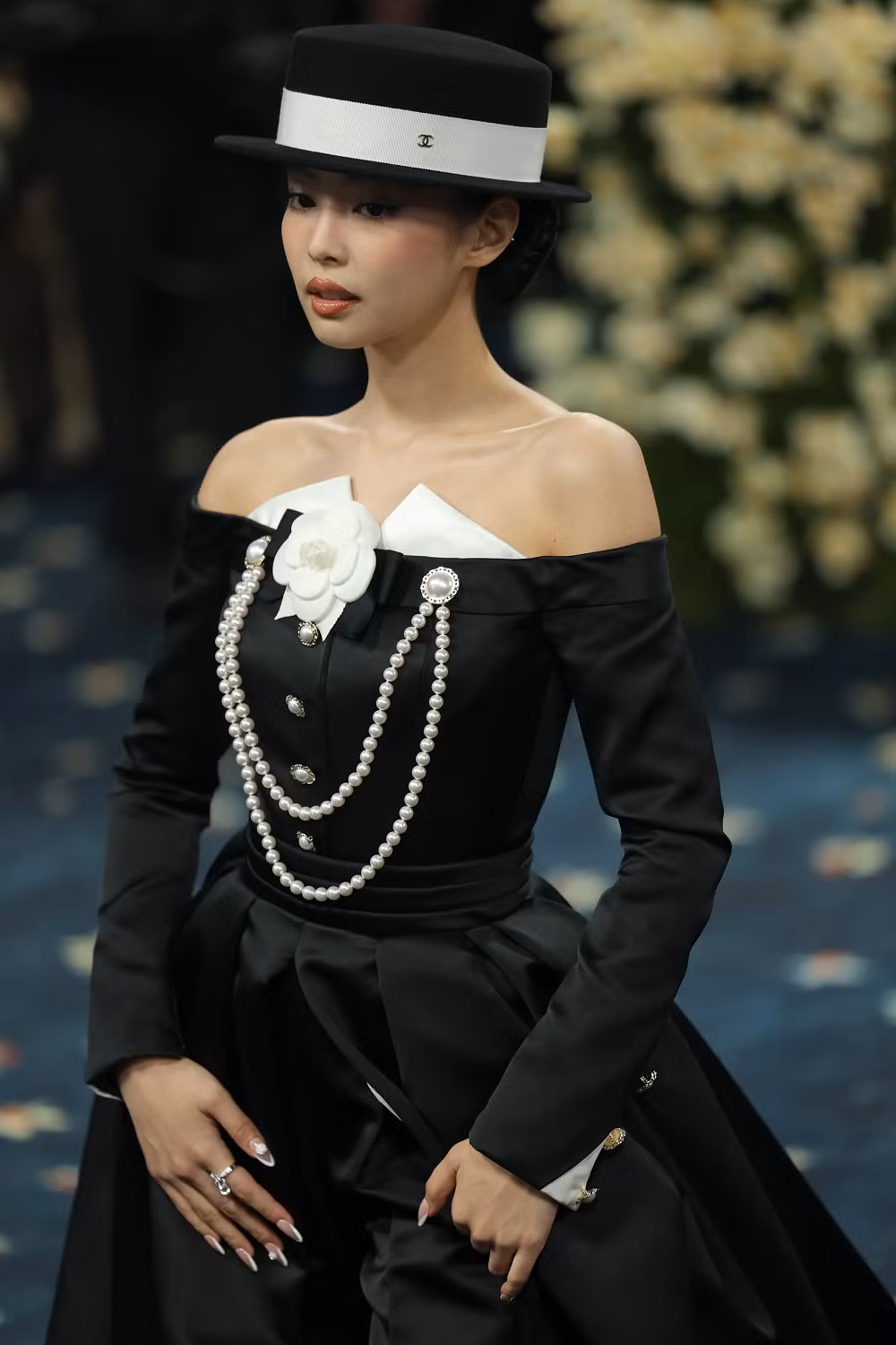 Jennie (BlackPink) gây ấn tượng với lớp trang điểm tinh tế, sử dụng màu sắc nhẹ nhàng nhưng vẫn nổi bật, kết hợp hoàn hảo với bộ trang phục Chanel.