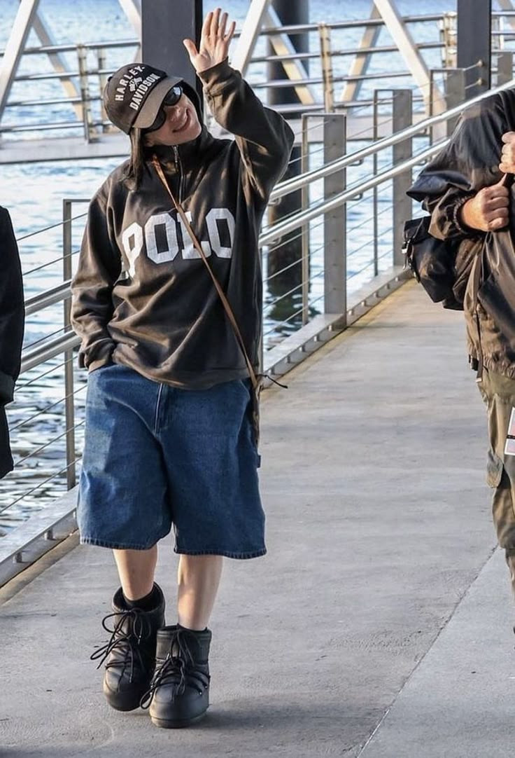 Quần jort là item thời trang yêu thích nhất của Billie Eilish. Quần jort là item thời trang yêu thích nhất của Billie Eilish.