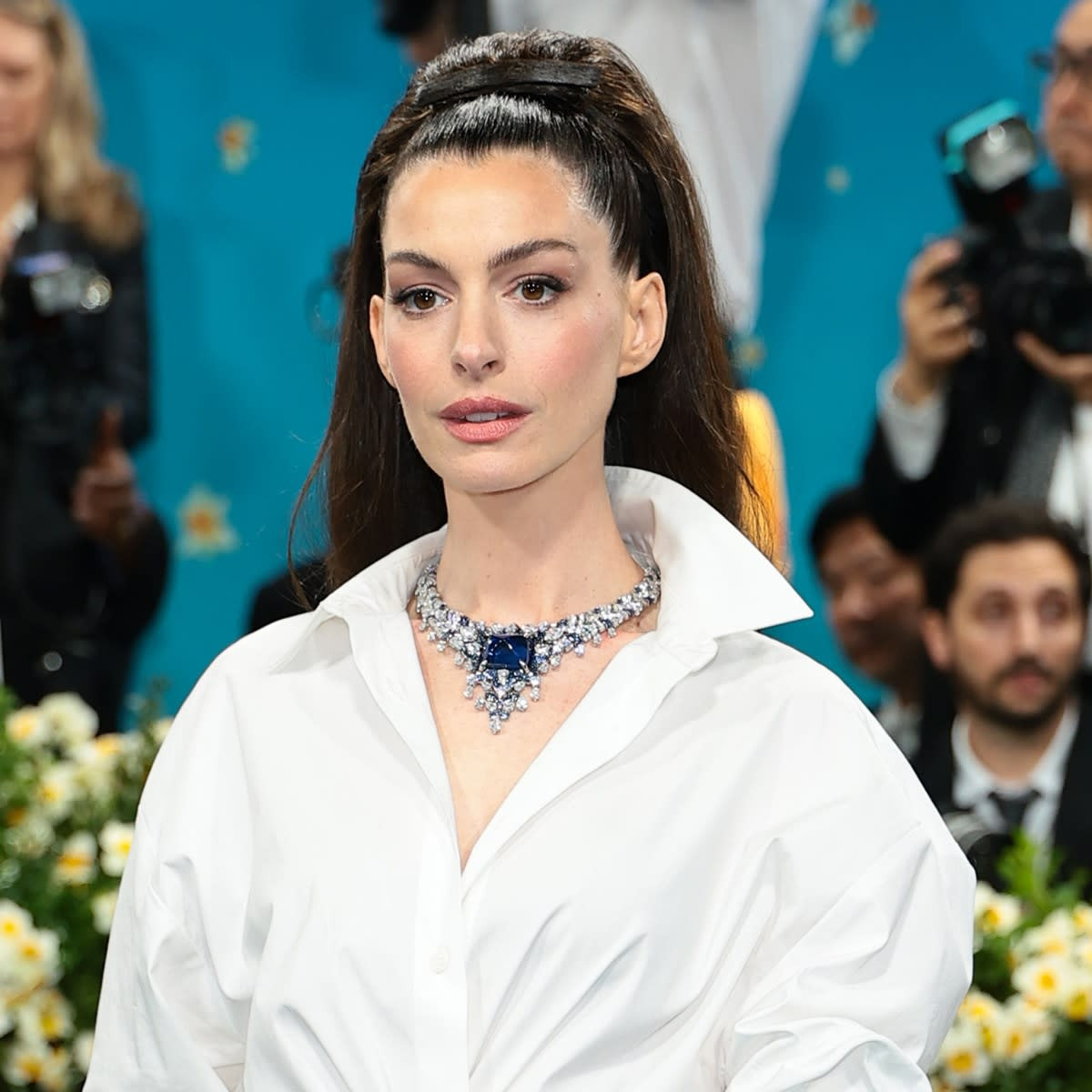 Tóc tự nhiên của Anne Hathway được buộc lên có vẻ đơn giản, không lấn át trang phục nhưng thật ra chính mái tóc đã tôn lên vẻ đẹp kiêu hãnh của nữ minh tinh. Tóc tự nhiên của Anne Hathway được buộc lên có vẻ đơn giản, không lấn át trang phục nhưng thật ra chính mái tóc đã tôn lên vẻ đẹp kiêu hãnh của nữ minh tinh.