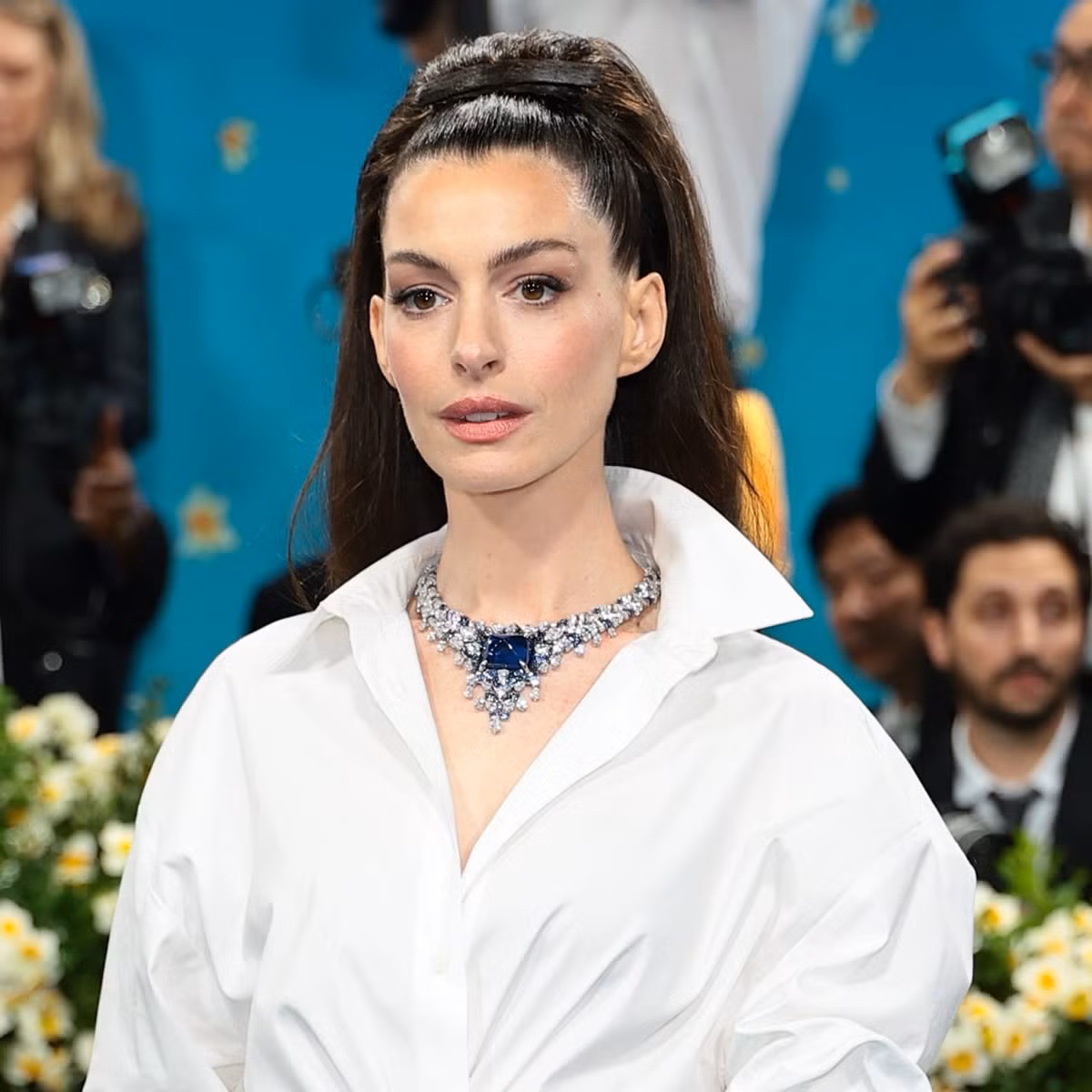 Tóc tự nhiên của Anne Hathway được buộc lên có vẻ đơn giản, không lấn át trang phục nhưng thật ra chính mái tóc đã tôn lên vẻ đẹp kiêu hãnh của nữ minh tinh. Tóc tự nhiên của Anne Hathway được buộc lên có vẻ đơn giản, không lấn át trang phục nhưng thật ra chính mái tóc đã tôn lên vẻ đẹp kiêu hãnh của nữ minh tinh.