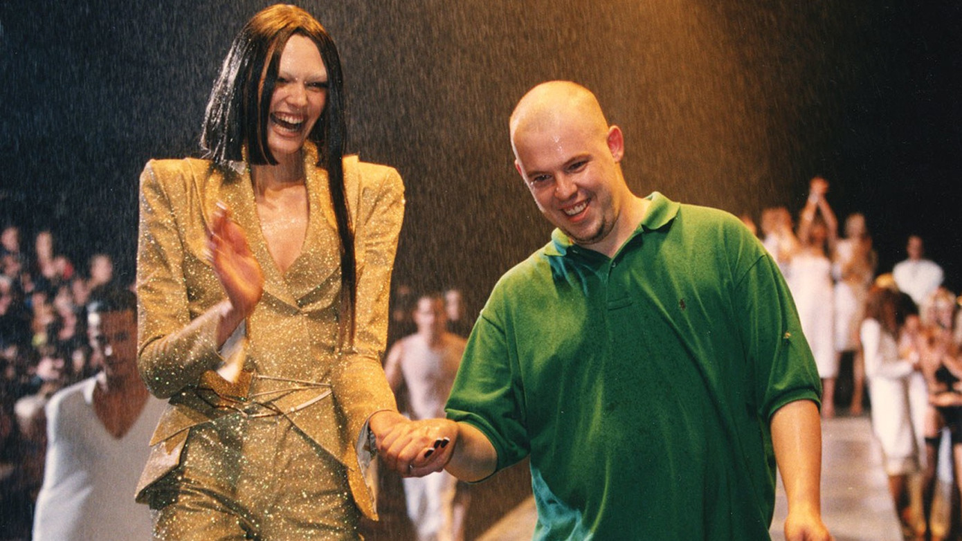 Alexander McQueen qua đời vào tuổi 40 để lại thương hiệu McQueen đầy tiềm năng.