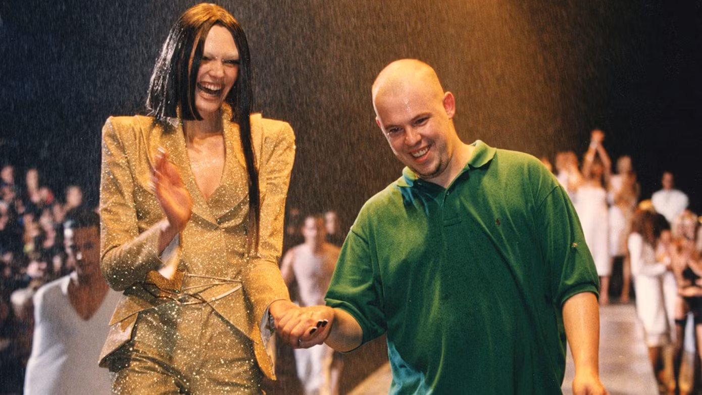 Alexander McQueen qua đời vào tuổi 40 để lại thương hiệu McQueen đầy tiềm năng. Alexander McQueen qua đời vào tuổi 40 để lại thương hiệu McQueen đầy tiềm năng.
