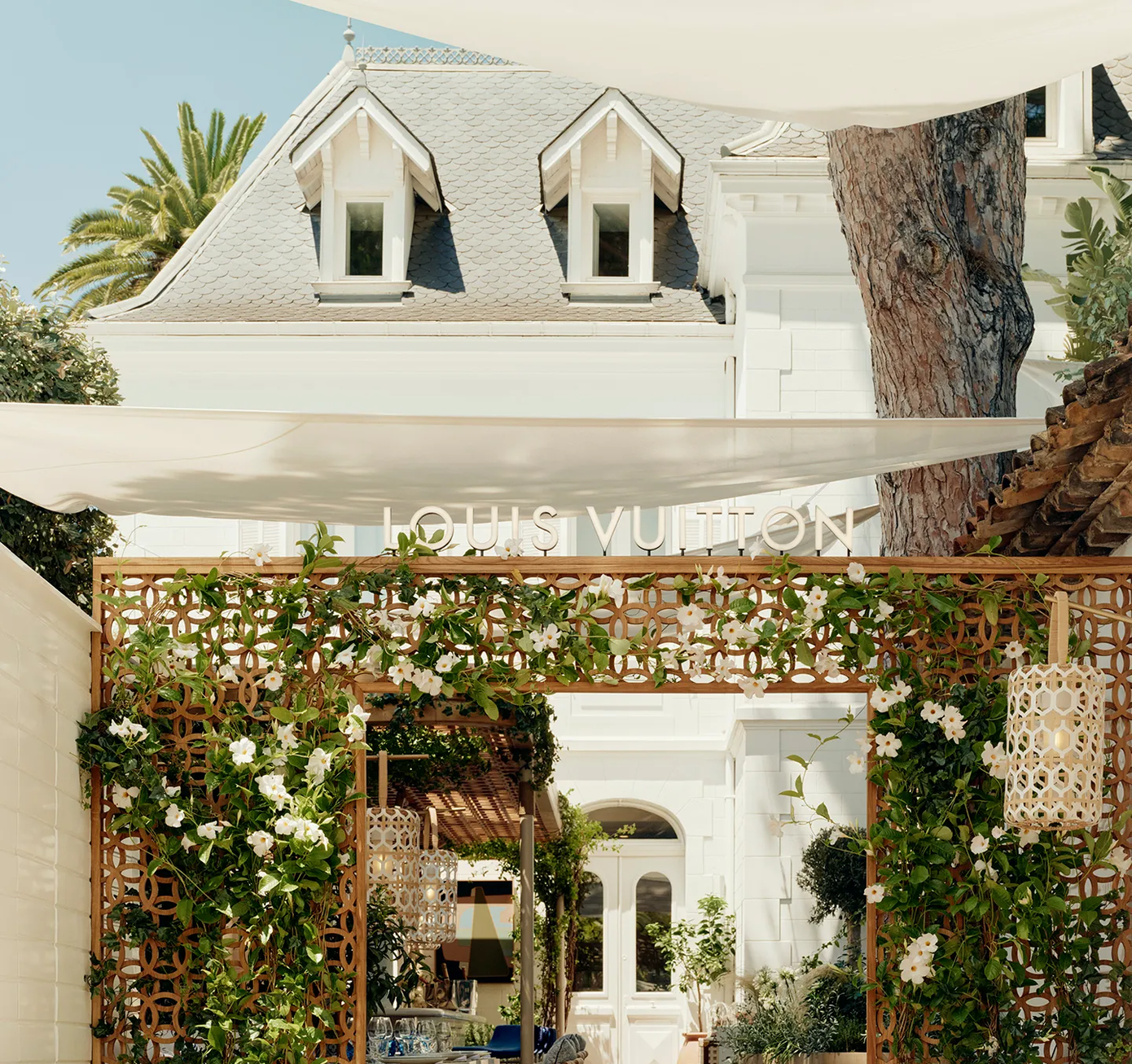 Cửa hàng cà phê kết hợp mô hình kinh doanh thời trang tại Paris của Louis Vuitton. Cửa hàng cà phê kết hợp mô hình kinh doanh thời trang tại Paris của Louis Vuitton.