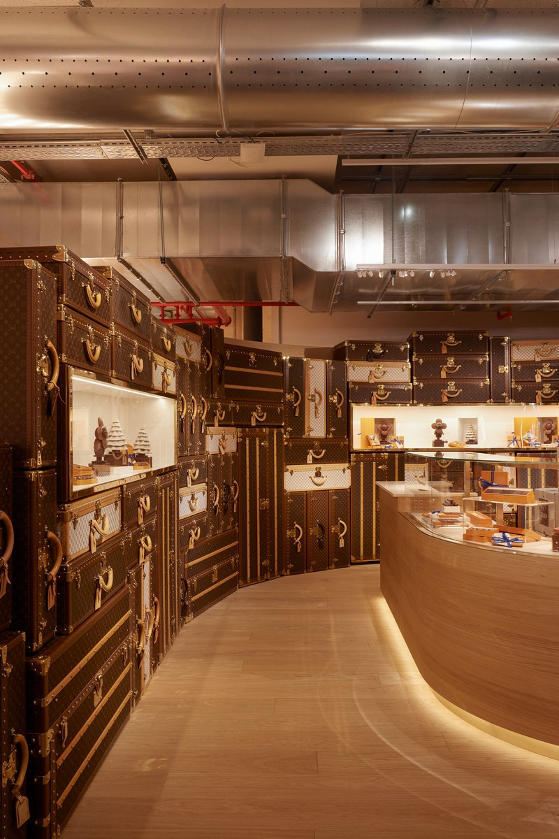 Cửa hàng cà phê kết hợp mô hình kinh doanh thời trang tại Paris của Louis Vuitton. Cửa hàng cà phê kết hợp mô hình kinh doanh thời trang tại Paris của Louis Vuitton.