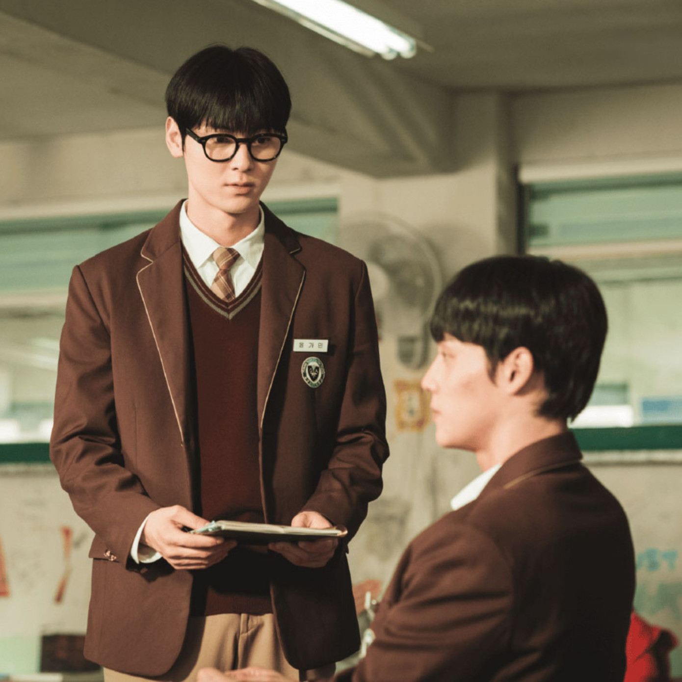 Nhận diện khi nào bạn bắt đầu giải thích quá mức, tự hỏi bản thân liệu thông tin bạn chia sẻ có thật sự cần thiết hay không.