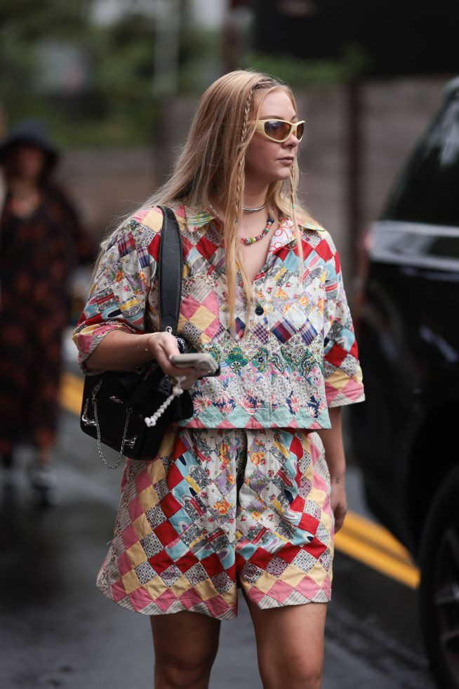 Chỉ cần vài phút lướt qua trung tâm thương mại, bạn sẽ thấy những set đồ sặc sỡ xuất hiện ngày càng nhiều.