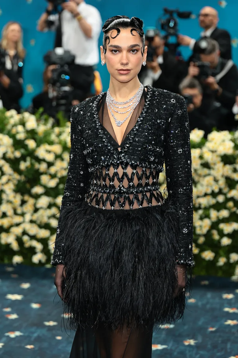 Dua Lipa với tạo hình "hoàn thành xuất sắc đề bài đưa ra" trên thảm đỏ năm nay. Dua Lipa với tạo hình "hoàn thành xuất sắc đề bài đưa ra" trên thảm đỏ năm nay.