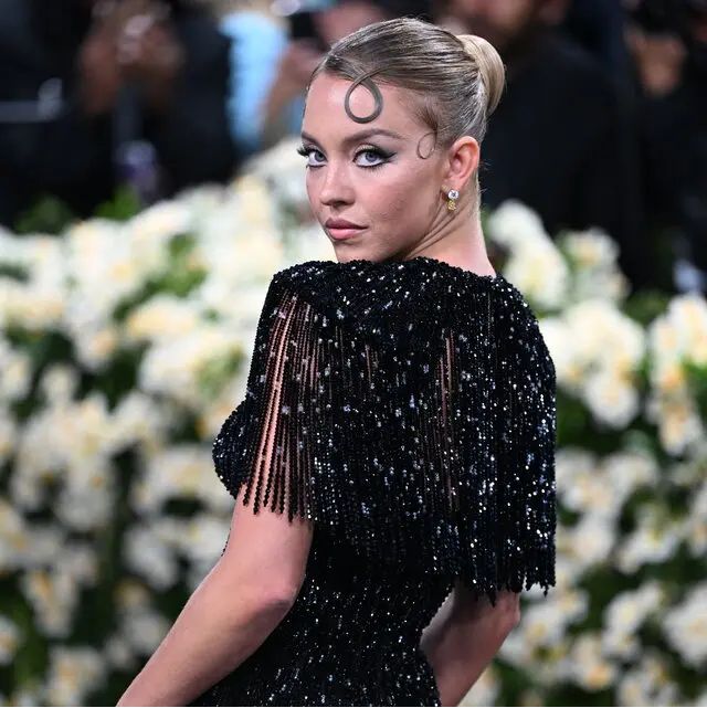 Sydney Sweeney thể hiện sự quyến rũ và nữ tính cùng những lọn tóc xoăn trước trán. Sydney Sweeney thể hiện sự quyến rũ và nữ tính cùng những lọn tóc xoăn trước trán.