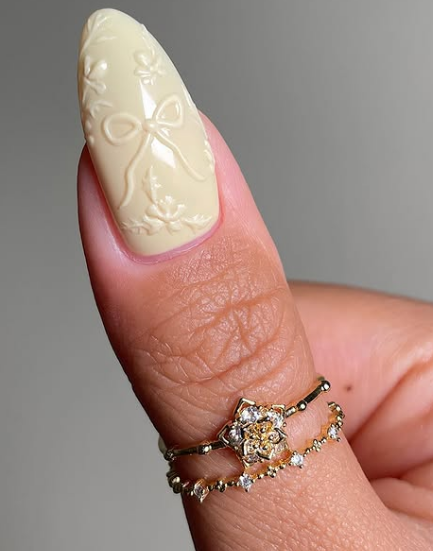 Chi tiết 3D thường rất nổi bật và ấn tượng, để mọi thứ hài hòa hơn, hãy sơn kiểu đơn sắc để tạo cảm giác như một tác phẩm điêu khắc trên móng tay.