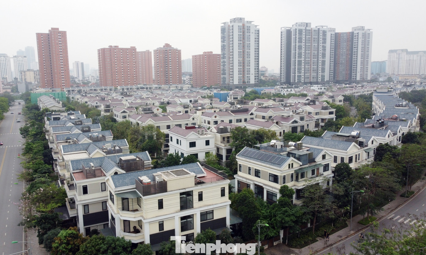 Tuy nhiên, theo khảo sát của PV Tiền Phong, mức giá này vẫn thấp hơn nhiều lần so với giá mua bán trên thị trường thời gian qua. Tại dự án Starlake Tây Hồ Tây các căn nhà ở thấp tầng được rao bán khoảng 350 triệu - 400 triệu đồng/m2.