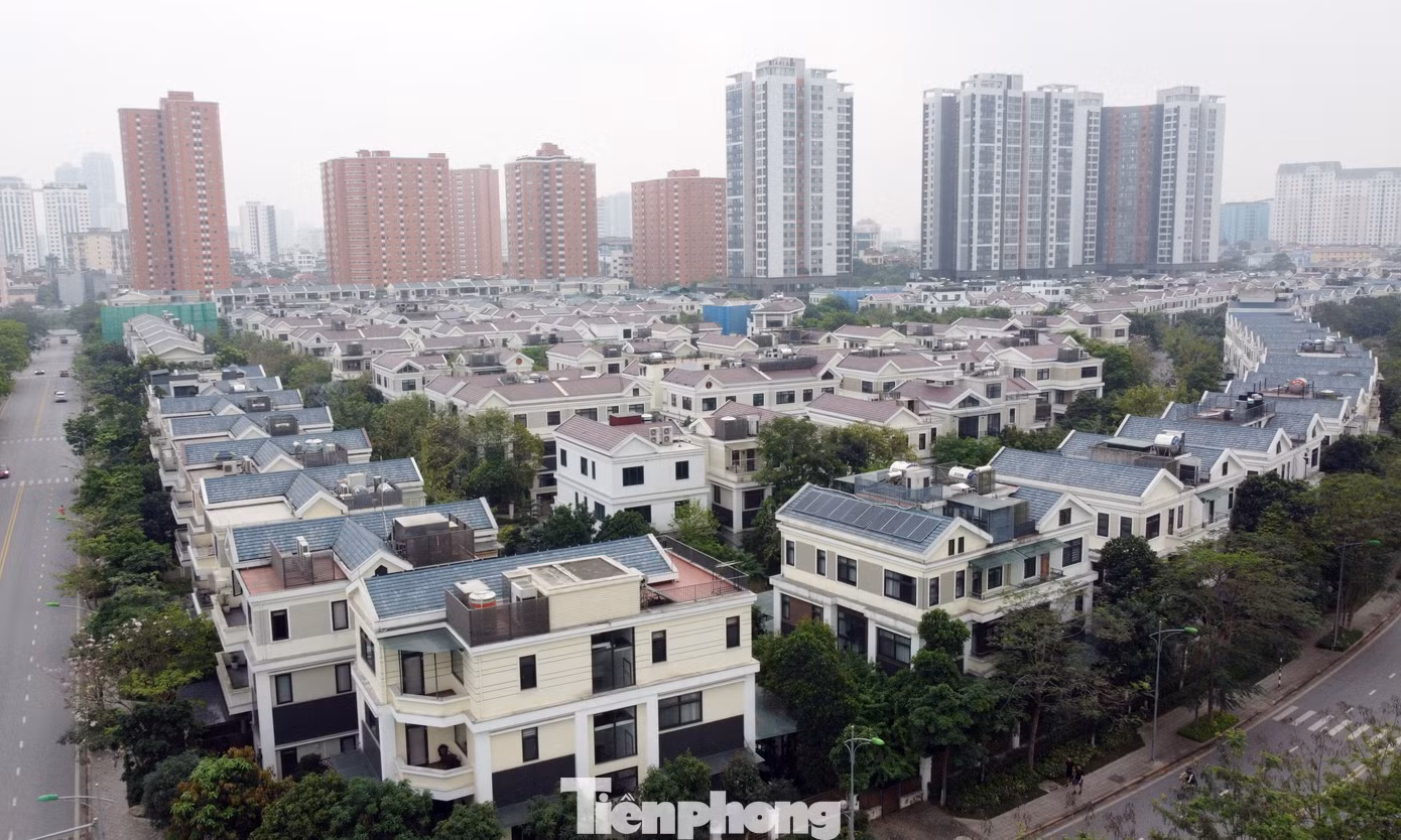 Tuy nhiên, theo khảo sát của PV Tiền Phong, mức giá này vẫn thấp hơn nhiều lần so với giá mua bán trên thị trường thời gian qua. Tại dự án Starlake Tây Hồ Tây các căn nhà ở thấp tầng được rao bán khoảng 350 triệu - 400 triệu đồng/m2.