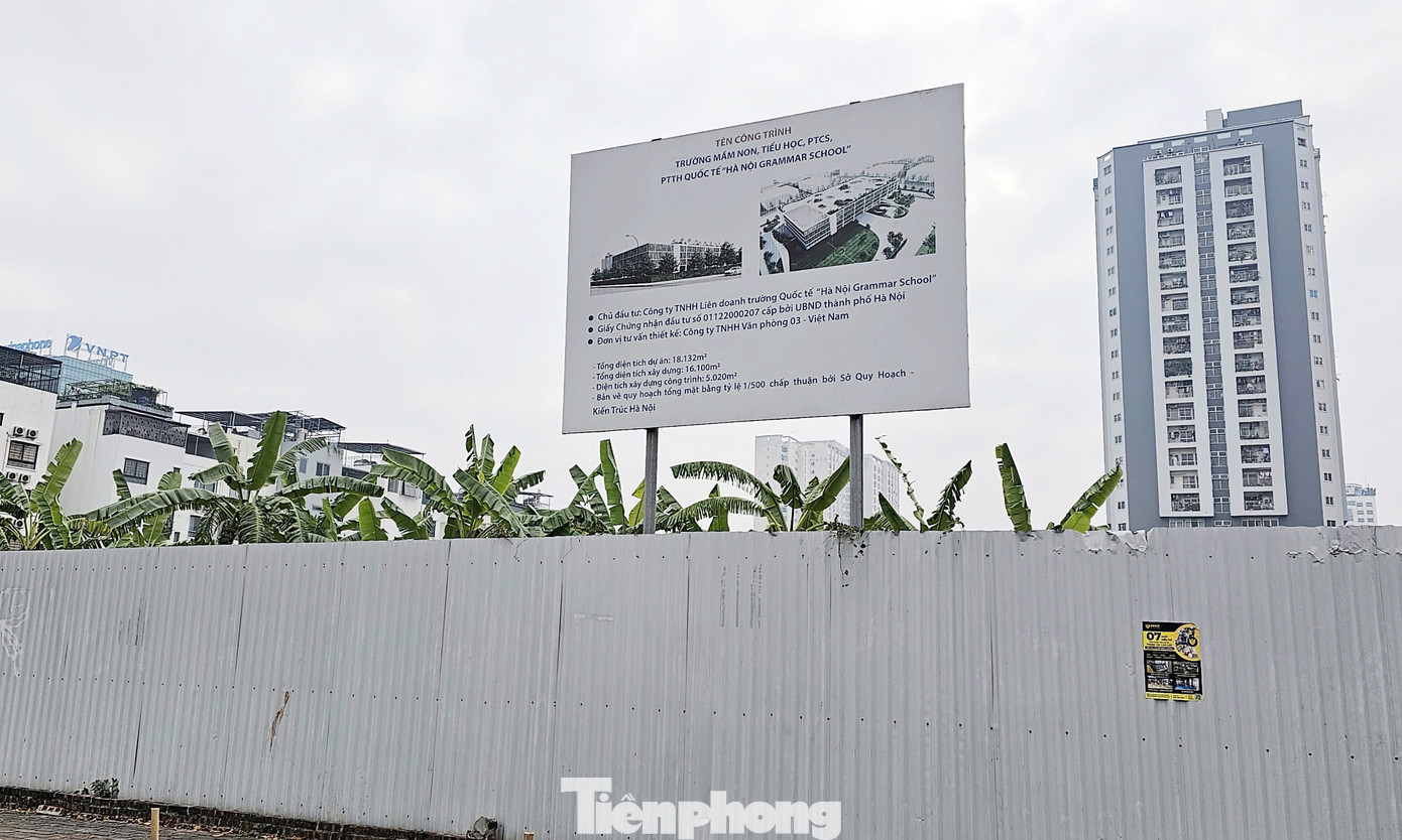 Trong khi đó, nhiều ô đất tại khu đô thị Starlake Tây Hồ Tây vẫn là bãi đất trống, chưa có dấu hiệu thi công xây dựng.