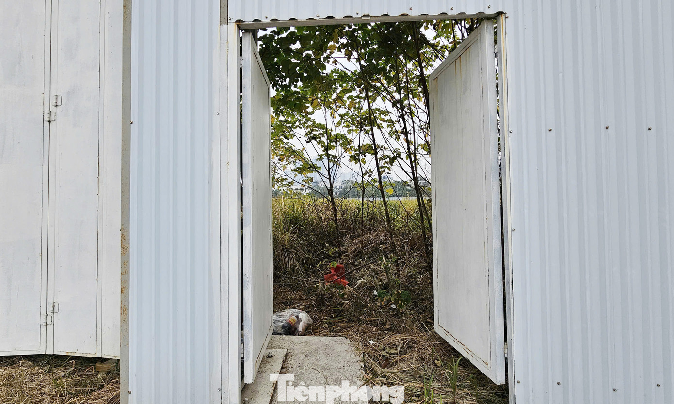 Trong khi đó, nhiều ô đất tại khu đô thị Starlake Tây Hồ Tây vẫn là bãi đất trống, chưa có dấu hiệu thi công xây dựng.