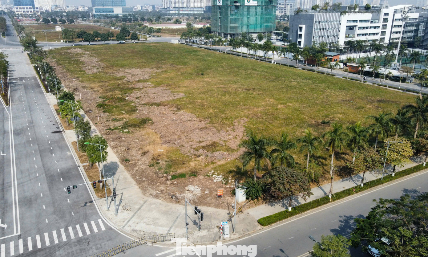 Hồi cuối tháng 11/2024, lãnh đạo Công Nghệ - Viễn Thông Elcom (HOSE:ELC) đã thông qua chủ trương bắt tay với một đối tác khác để nhận chuyển nhượng lô đất H1CC1 diện tích hơn 7.500m2 với giá tối đa 215 tỷ đồng từ phía Công ty THT nhằm đầu tư, xây dựng, quản lý và vận hành một khu tổ hợp văn phòng, dịch vụ, trung tâm thương mại, văn hóa tổng hợp Tây Hồ Tây ở ô đất kể trên.