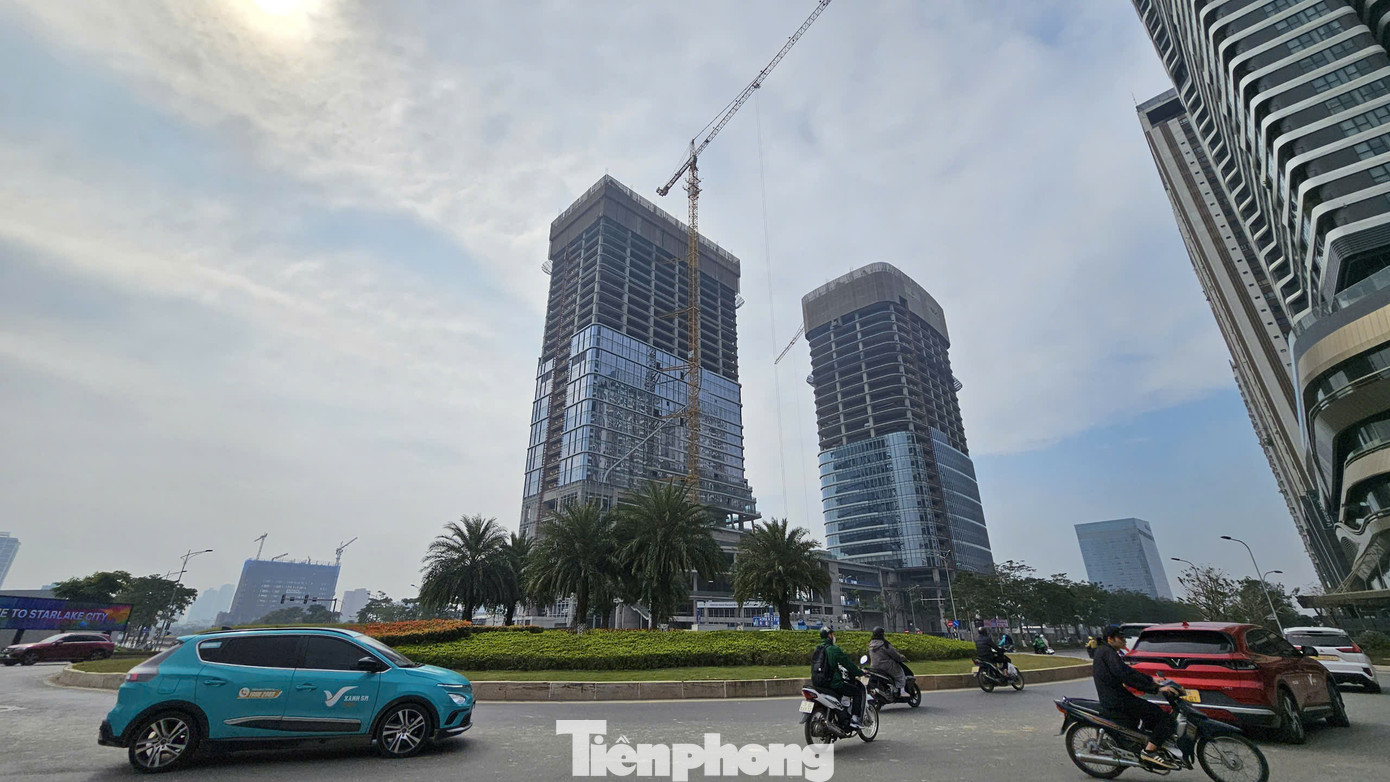 Đơn cử, tại khu đất B3CC1 thuộc dự án Starlake Tây Hồ Tây, Công ty TNHH JR22 Việt đang xây dựng khu tổ hợp văn phòng, khách sạn với quy mô 3 tầng hầm, 35 tầng nổi. Hiện khu phức hợp đã xây xong phần thô, đang lắp kính mặt ngoài.