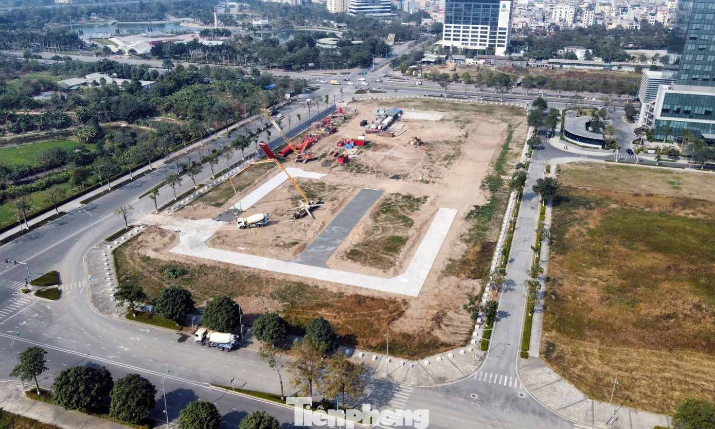 Trong khi đó, dự án Trung tâm thương mại dịch vụ và mua sắm tại ô đất B1CC1-2 gần 2.4 ha đã được chuyển nhượng cho Công ty cổ phần Đầu tư Địa ốc Đại Quang Minh.