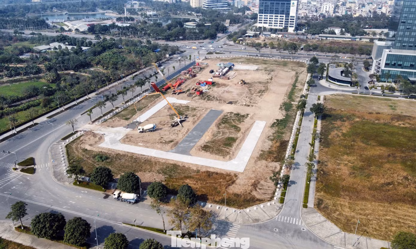 Trong khi đó, dự án Trung tâm thương mại dịch vụ và mua sắm tại ô đất B1CC1-2 gần 2.4 ha đã được chuyển nhượng cho Công ty cổ phần Đầu tư Địa ốc Đại Quang Minh.