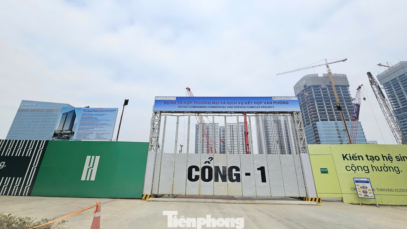 Tại khu đất B2CC4, Công ty cổ phần đầu tư TAH vừa khởi công dự án tổ hợp thương mại và dịch vụ kết hợp văn phòng vào tháng 12 với quy mô 2 tầng hầm + 23 tầng nổi. Tổng diện tích sàn 81.000m2. Dự kiến dự án sẽ được hoàn thành vào tháng 4/2027.