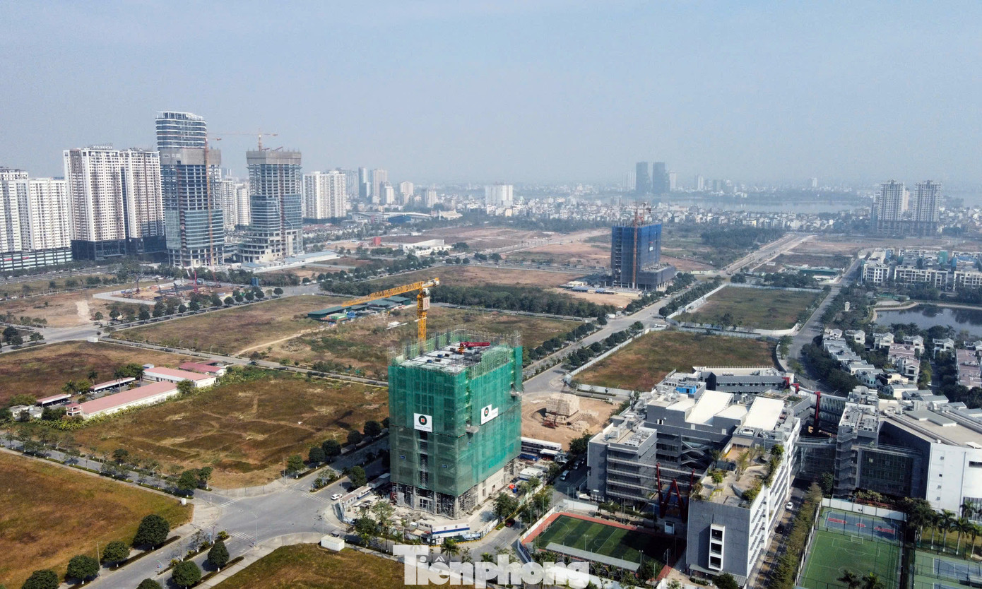 Theo ghi nhận của PV, các khu đất Công ty THT chuyển nhượng dự án thành phần cho các đối tác khác có dự án đang triển khai, có dự án thì vẫn là bãi đất trống trồng cỏ.