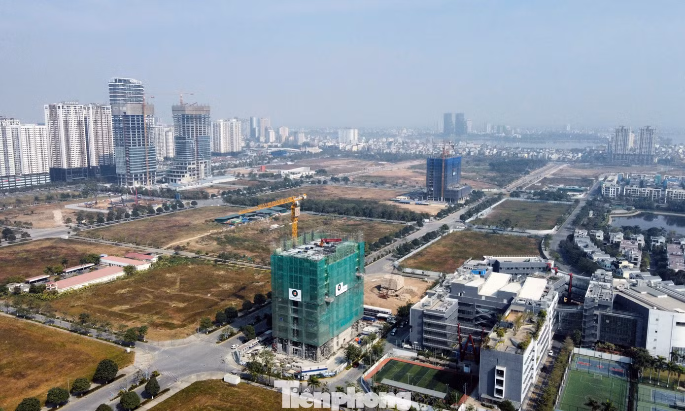 Theo ghi nhận của PV, các khu đất Công ty THT chuyển nhượng dự án thành phần cho các đối tác khác có dự án đang triển khai, có dự án thì vẫn là bãi đất trống trồng cỏ.