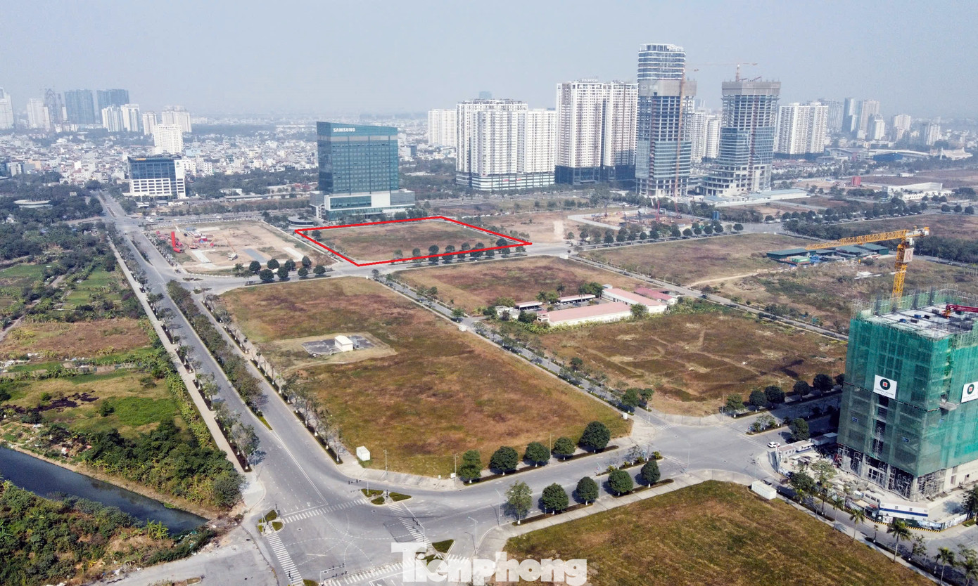 Tại khu đô thị này, UBND TP Hà Nội mới đây đã thu hồi 15.087m2 đất tại ô đất B1CC4 (khoanh đỏ - PV) thuộc phường Xuân Tảo, quận Bắc Từ Liêm do Công ty THT đang sử dụng cho Công ty TNHH VIESTA thuê để tiếp tục thực hiện dự án B1CC4. Lý do thu hồi là Công ty THT đã chuyển nhượng dự án đầu tư tại ô đất ký hiệu B1CC4 cho VIESTA theo hợp đồng chuyển nhượng vào cuối năm 2023.