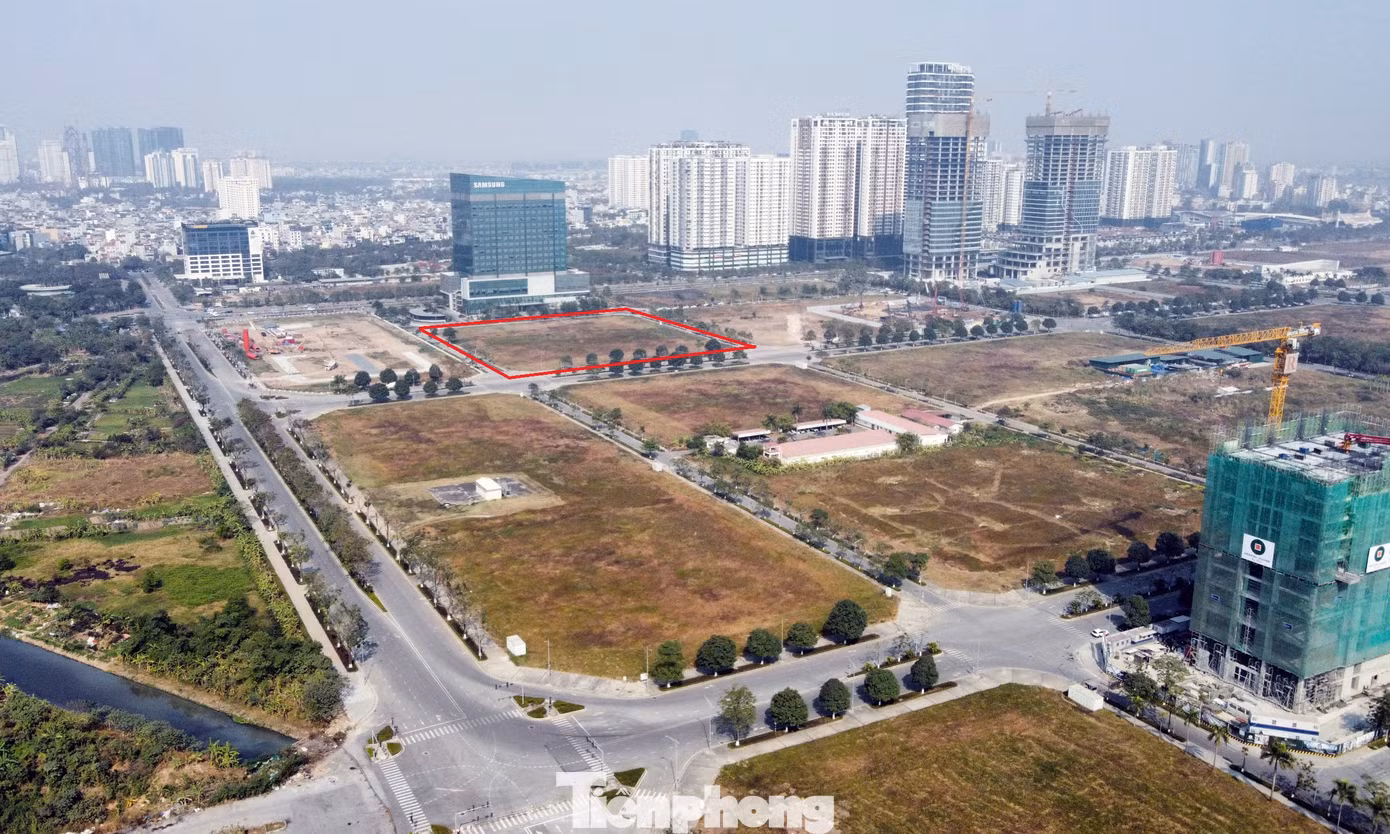 Tại khu đô thị này, UBND TP Hà Nội mới đây đã thu hồi 15.087m2 đất tại ô đất B1CC4 (khoanh đỏ - PV) thuộc phường Xuân Tảo, quận Bắc Từ Liêm do Công ty THT đang sử dụng cho Công ty TNHH VIESTA thuê để tiếp tục thực hiện dự án B1CC4. Lý do thu hồi là Công ty THT đã chuyển nhượng dự án đầu tư tại ô đất ký hiệu B1CC4 cho VIESTA theo hợp đồng chuyển nhượng vào cuối năm 2023.