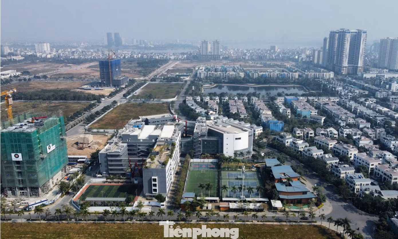 Dự án Khu trung tâm khu đô thị Tây Hồ Tây (tên thương mại Starlake Tây Hồ Tây - PV) có vị trí đắc địa, được xem là khu "đất vàng" của Thủ đô. Dự án được thực hiện trên địa giới hành chính của các phường Xuân La (quận Tây Hồ), Nghĩa Đô (quận Cầu Giấy), Xuân Tảo và Cổ Nhuế 1 (quận Bắc Từ Liêm), TP Hà Nội. Diện tích đất do Công ty TNHH phát triển THT (Công ty THT) thực hiện đầu tư xây dựng khoảng hơn 160ha với tổng vốn đầu tư hơn 1,3 tỷ USD.