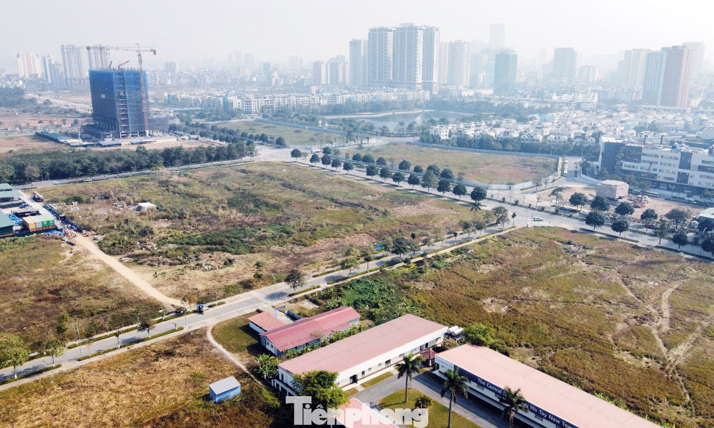 Trong khi đó, nhiều ô đất tại khu đô thị Starlake Tây Hồ Tây vẫn là bãi đất trống, chưa có dấu hiệu thi công xây dựng.