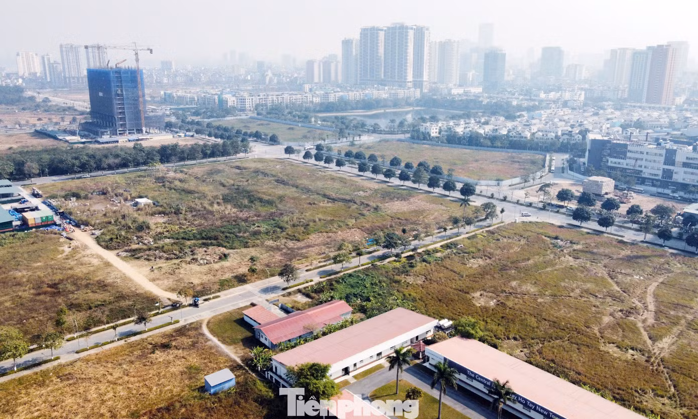 Trong khi đó, nhiều ô đất tại khu đô thị Starlake Tây Hồ Tây vẫn là bãi đất trống, chưa có dấu hiệu thi công xây dựng.
