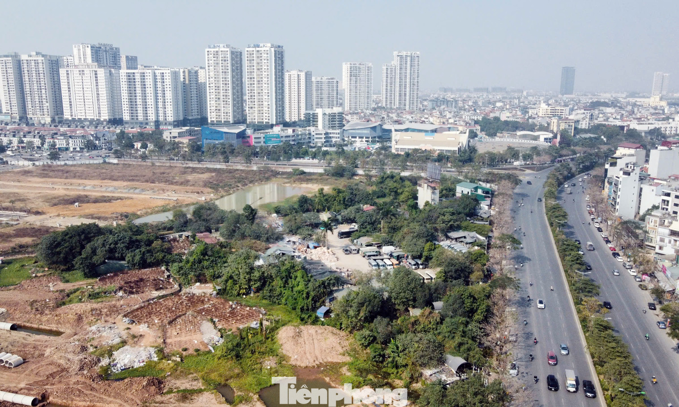 Khu đất thuộc dự án Starlake Tây Hồ Tây nằm cạnh đường Võ Chí Công được tận dụng làm bãi tập kết xe, một số căn nhà tạm dựng lên để kinh doanh đồ gốm sứ, cây cảnh, đá ốp lát...