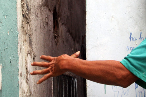  Những vết nứt hơn gang tay người, mỗi khi trời mưa, nước tuôn vào trong ướt đồ đạc trong nhà