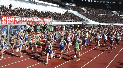 Các vận động viên Triều Tiên và một số nước khác tham dự cuộc thi chạy marathon 