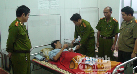 Thiếu tá Nguyễn Như Lam được Chỉ huy CAH Lệ Thủy đến thăm tại Bệnh viện huyện Lệ Thủy 