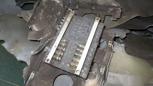 Có một mảnh gắn nhiều cục như tụ điện nhưng đã bị cháy sém