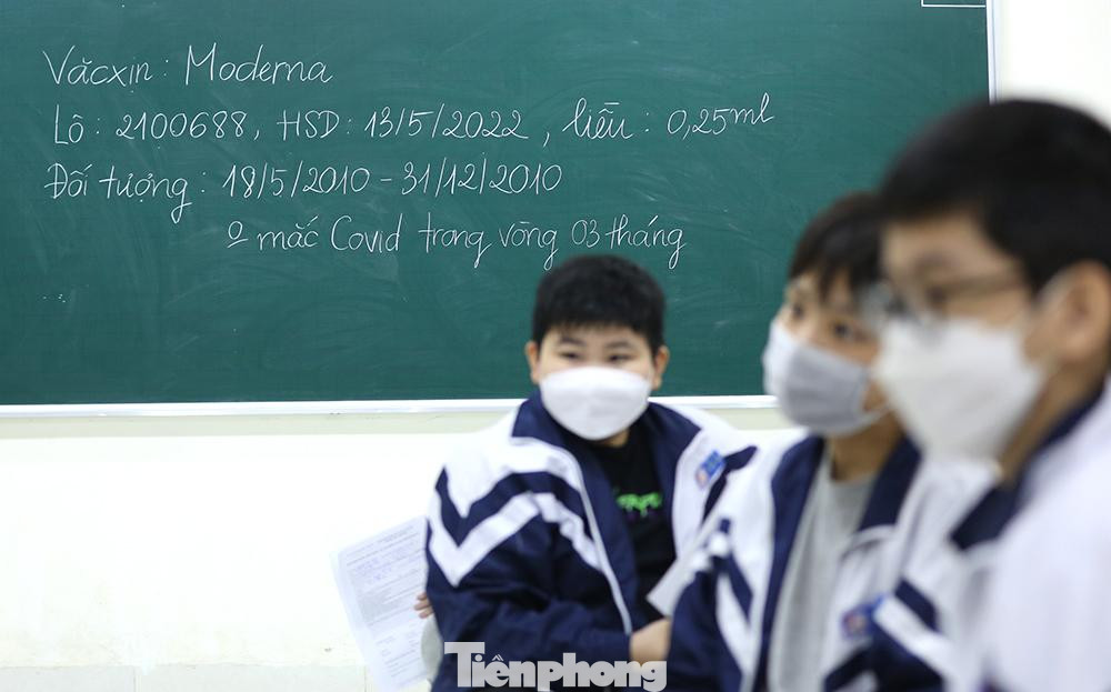 Học sinh ngồi chờ đến lượt tiêm vắc xin